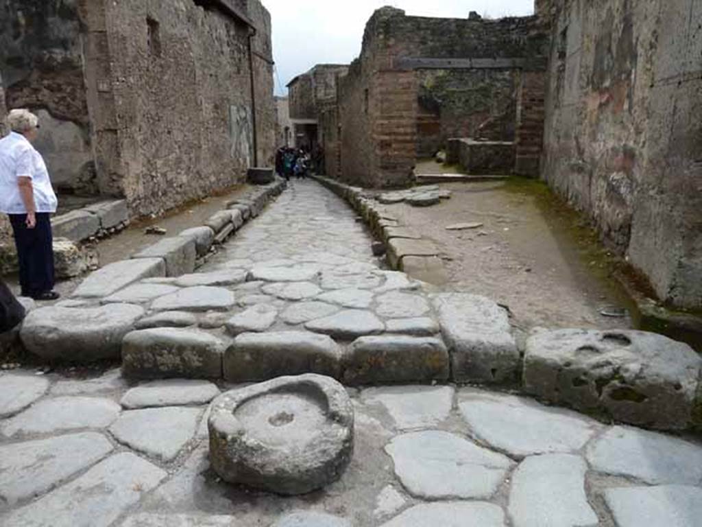 Vicolo del Lupanare, May 2010. Looking south between VII.1.and VII.12, from Via degli Augustali.