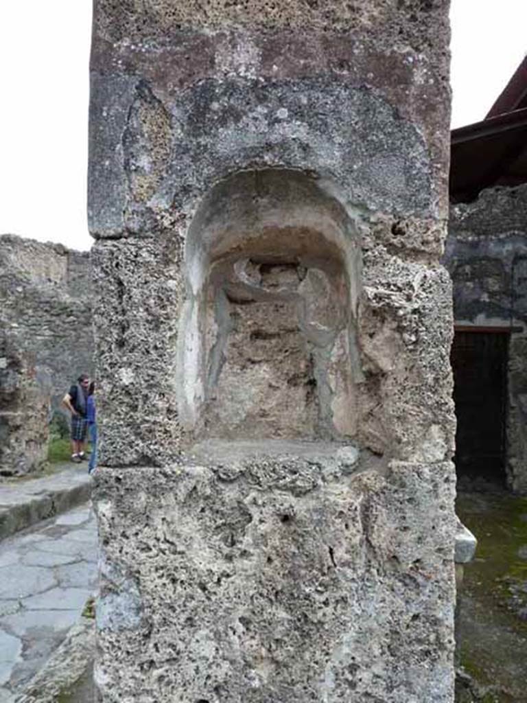 Vicolo del Lupanare, east side, May 2010. Street altar on corner of VII.1.42, with Via degli Augustali.