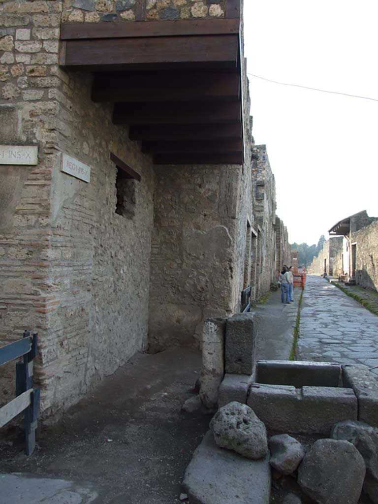 Vicolo del Menandro, south side near I.10.1. December 2006.
Looking west from junction with Vicolo di Paquius Proculus. 
