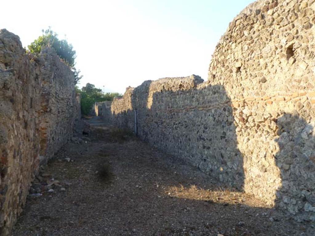 Vicolo della Fullonica, May 2011. Looking north between VI.5 and VI.7,from near VI.5.20.