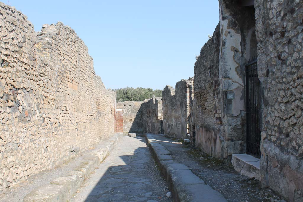 Vicolo della Regina, Pompeii. March 2014. Looking east from entrance doorway of VIII.2.26, on right. 
Foto Annette Haug, ERC Grant 681269 DÉCOR.

