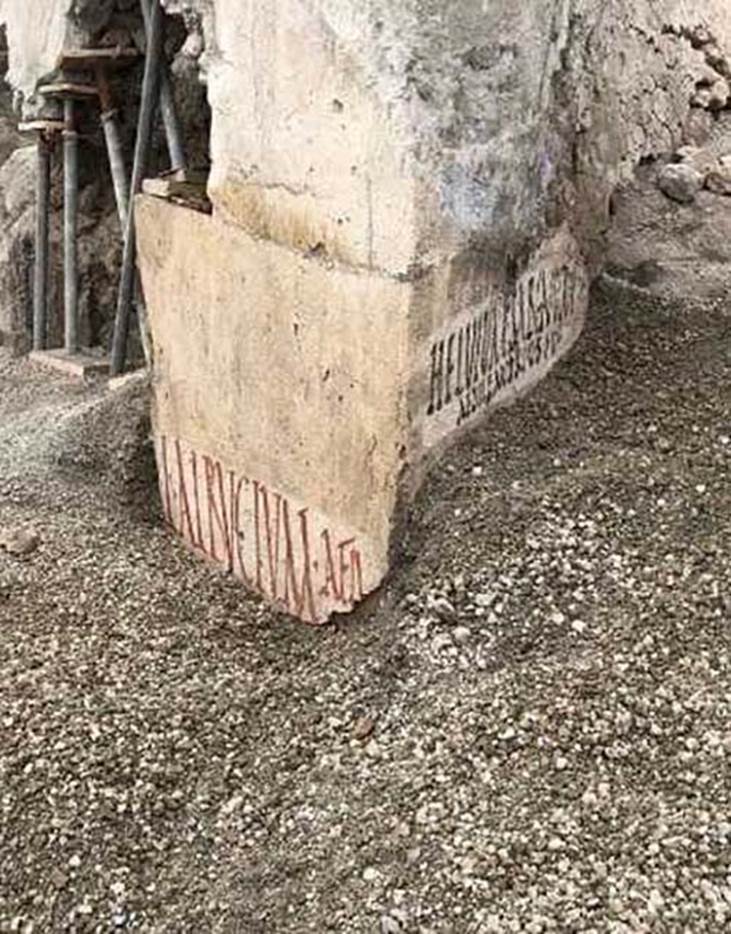 In excavations in 2018 in the Vicolo delle Nozze Argento at north-west corner of junction with the Vicolo dei Balconi, electoral inscriptions were found.

Negli scavi del 2018 nel Vicolo delle Nozze, all'angolo nord-ovest, con il Vicolo dei Balconi, sono state trovate iscrizioni elettorali.

Photograph © Parco Archeologico di Pompei.
