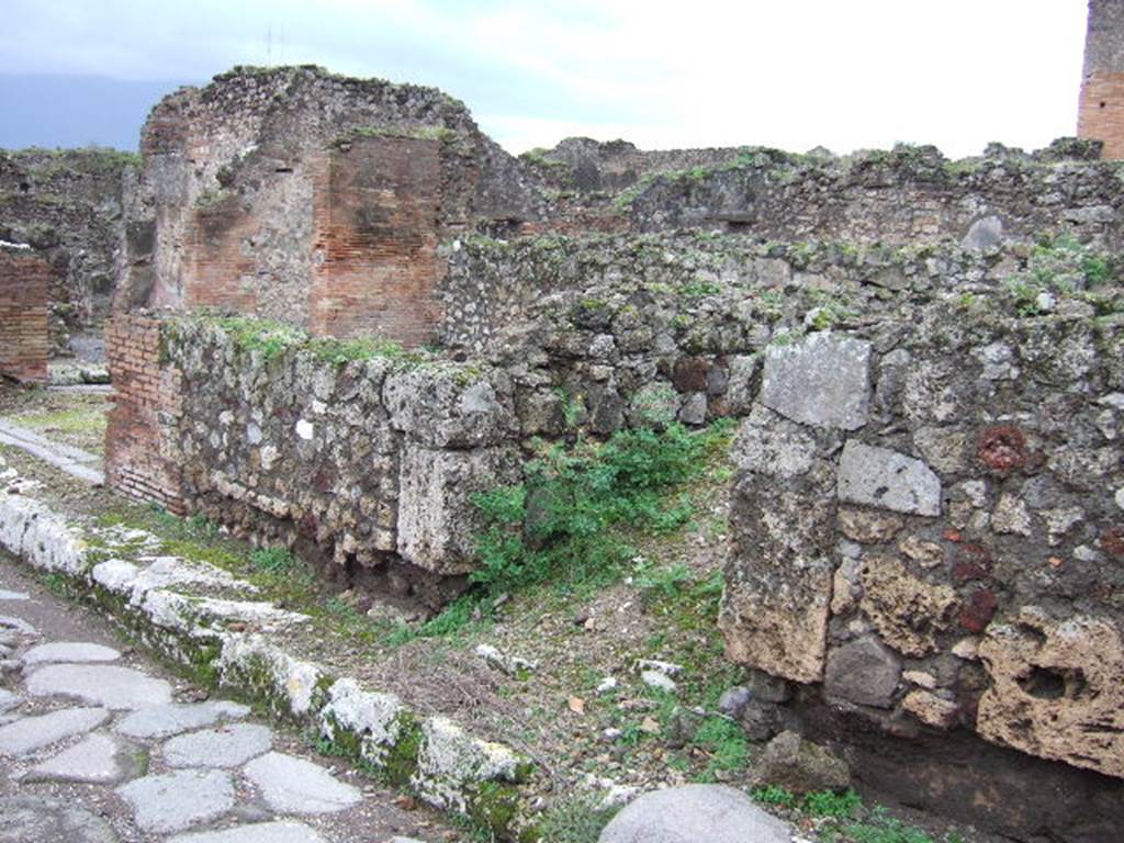 Vicolo di Eumachia. West side. Looking south outside VII.9.35. December 2005. Vicolo del Balcone Pensile can be seen on the left, leading west.
