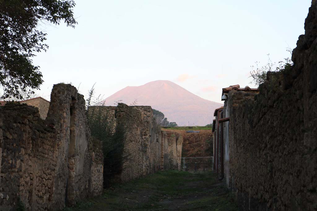 Vicolo di Giulia Felice. December 2018. 
Looking north between II.3 and II.4, towards junction with Via dell’Abbondanza. Photo courtesy of Aude Durand.
