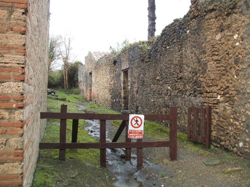 Via dell’ Abbondanza.  Looking north from junction with Vicolo di Ifigenia between III.3 and III.4. December 2005.