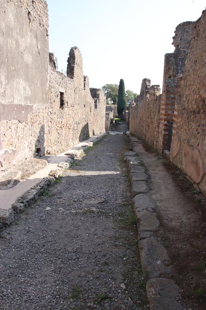 Vicolo di Lucrezio Frontone, Pompeii. October 2023. 
Looking south towards Via di Nola. Photo courtesy of Klaus Heese.
