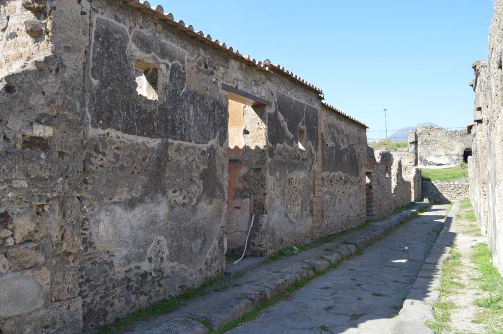 Vicolo di Modesto, west side, Pompeii. October 2017. Looking north-west towards entrance doorway at VI.2.22, in centre. 
Foto Taylor Lauritsen, ERC Grant 681269 DÉCOR.



