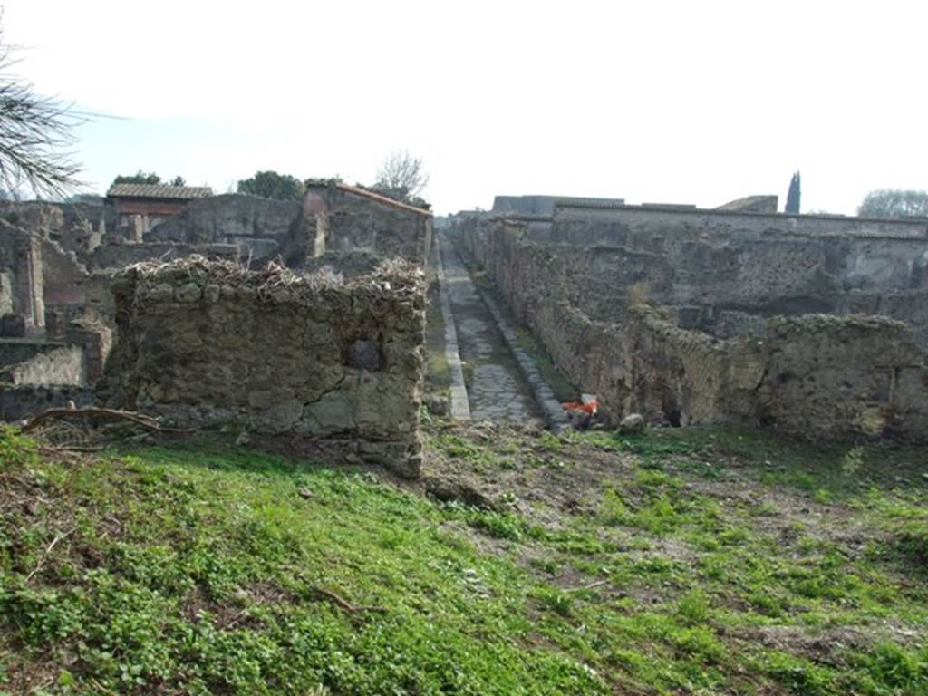 Vicolo di Modesto between VI.5 and VI.2. Looking south from Tower XII.  December 2007.