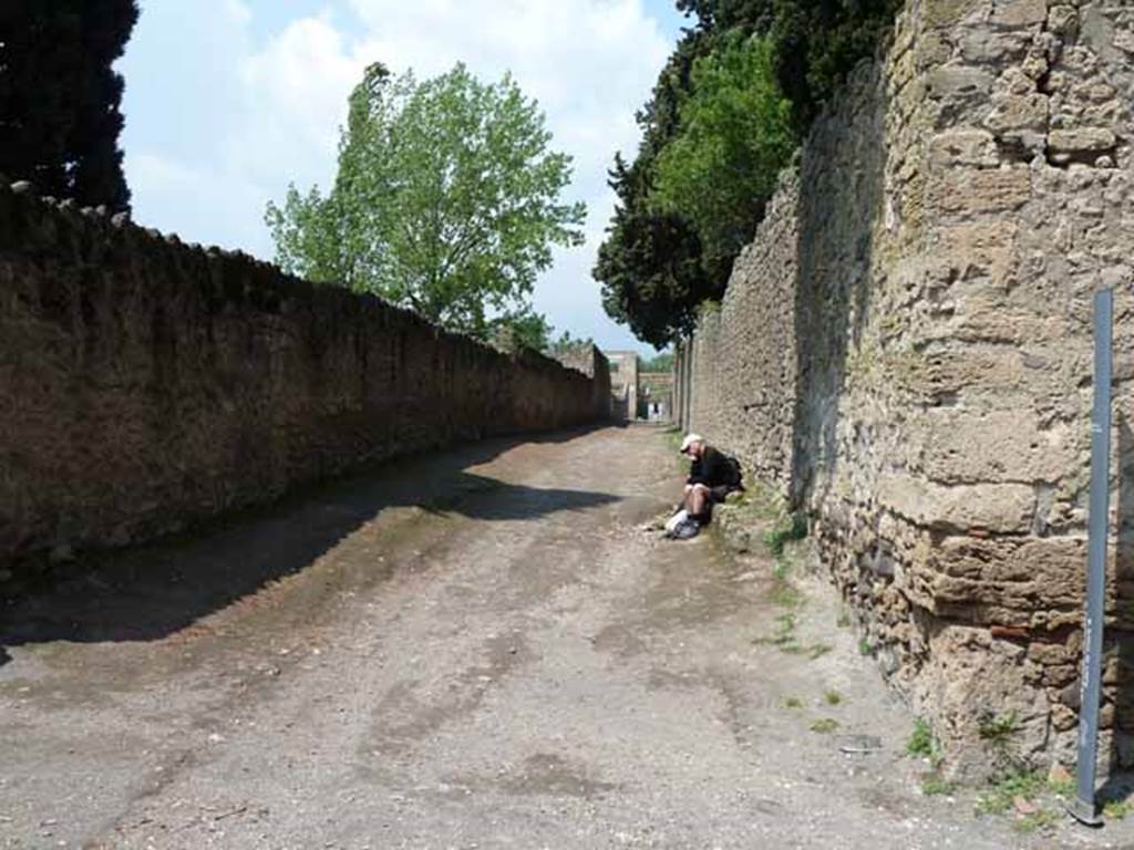 Vicolo di Octavius Quartio, May 2010. Looking north from the junction with Via di Castricio.