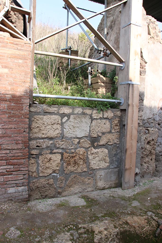 Vicolo dei Balconi, Pompeii. October 2022. 
Entrance doorway to house, we number as B5. Photo courtesy of Klaus Heese.

