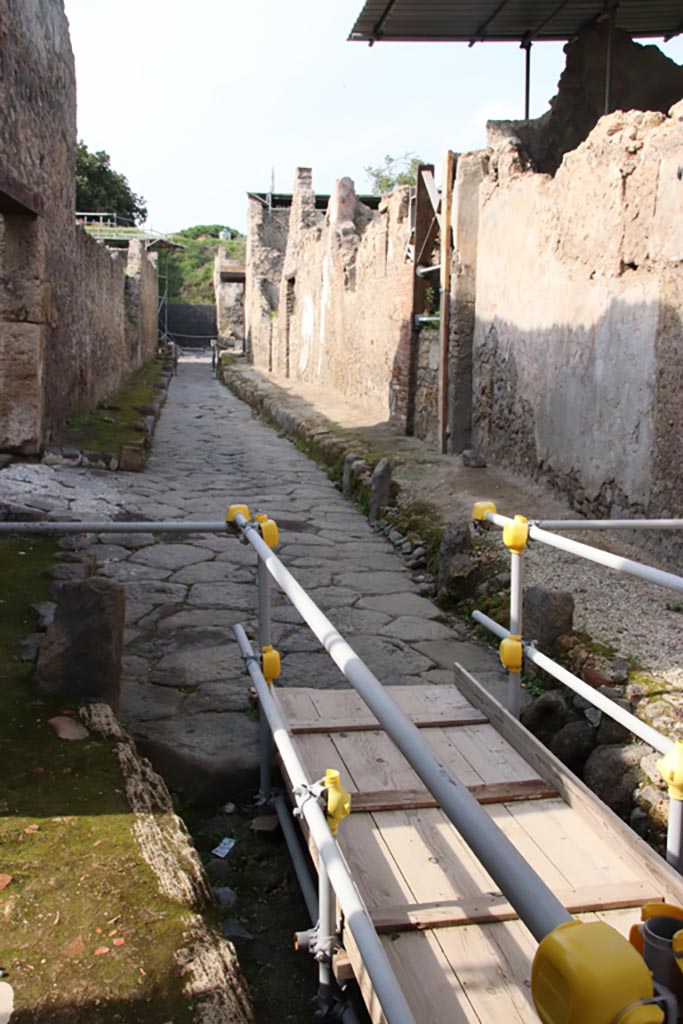 Vicolo dei Balconi, Pompeii. October 2022. 
Looking north along roadway between V.2, on left, and V.3, from B5 to B1 on right. Photo courtesy of Klaus Heese.

