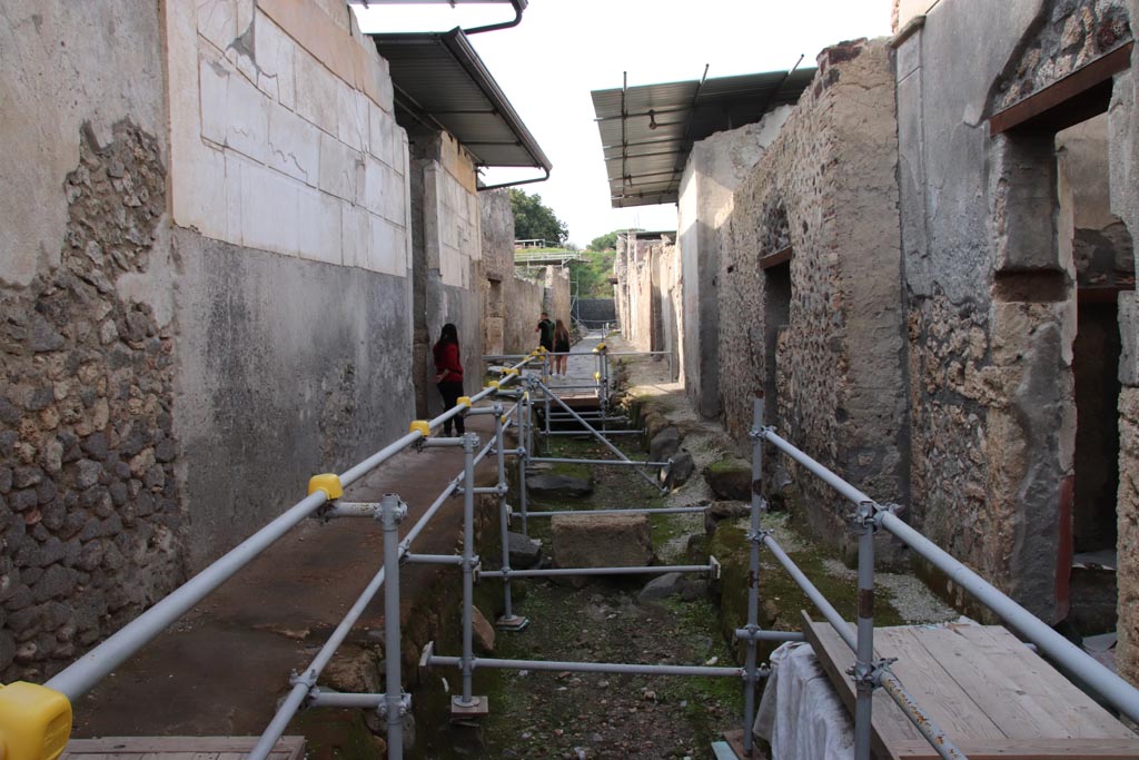 Vicolo dei Balconi, Pompeii. October 2022. 
Looking north between Casa del Orione, on left, and doorway B9 into room 15 in Casa del Giardino, on right.
Photo courtesy of Klaus Heese. 

