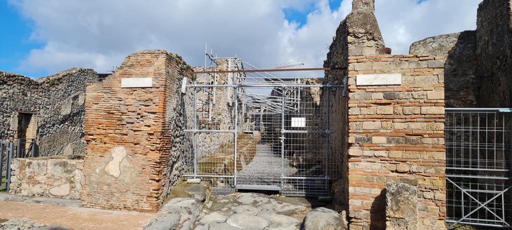 Vicolo dei Balconi, Pompeii. April 2022. 
Looking north from Via di Nola with V.2 on left, and V.3 on right. Photo courtesy of Giuseppe Ciaramella.
