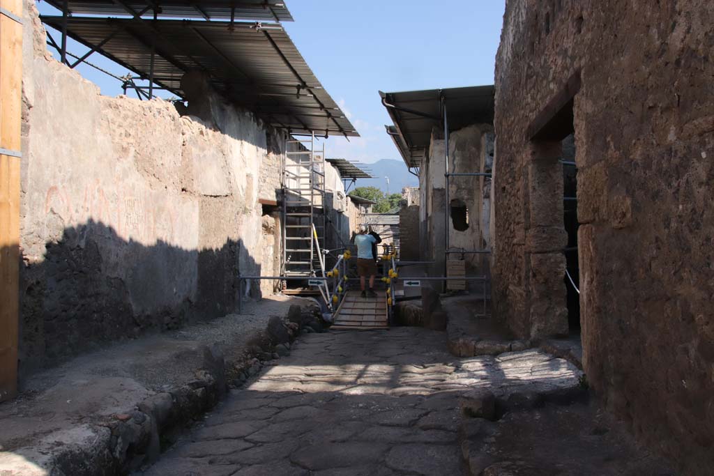 Vicolo dei Balconi, Pompeii. September 2021. Looking south between V.3, on left and V.2, on right. Photo courtesy of Klaus Heese.

