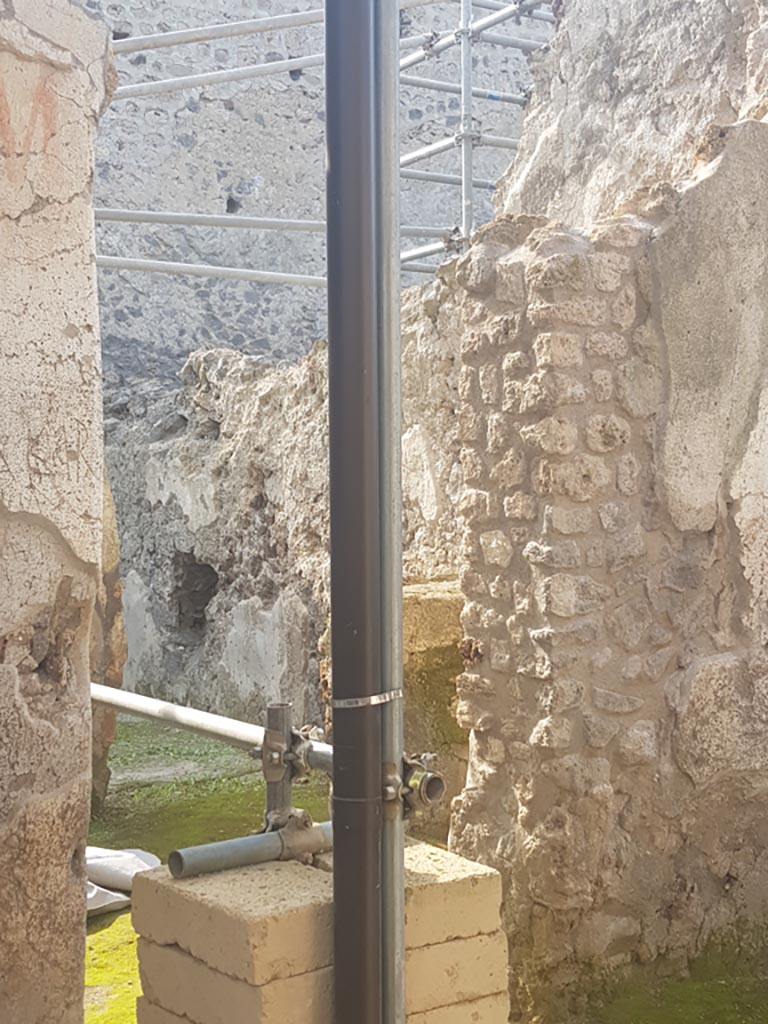 Vicolo dei Balconi, Pompeii. October 2022. 
Looking north-west through entrance doorway into room A14 of the Casa di Orione. Photo courtesy of Klaus Heese.

