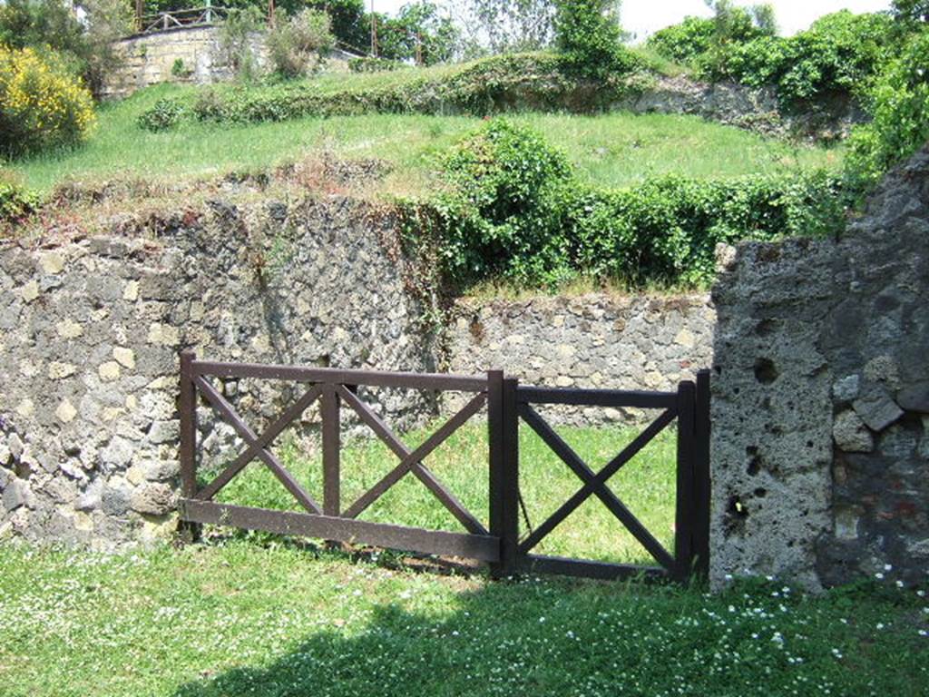 HGE18 Pompeii. May 2006. Looking north-east towards entrance doorway.