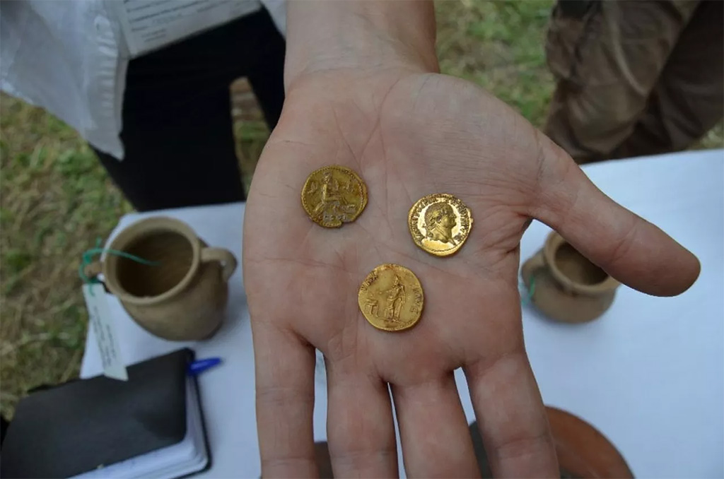 HGE20 Pompeii. June 2016. The three gold coins.

Le tre monete d'oro.

Photograph © Parco Archeologico di Pompei.
