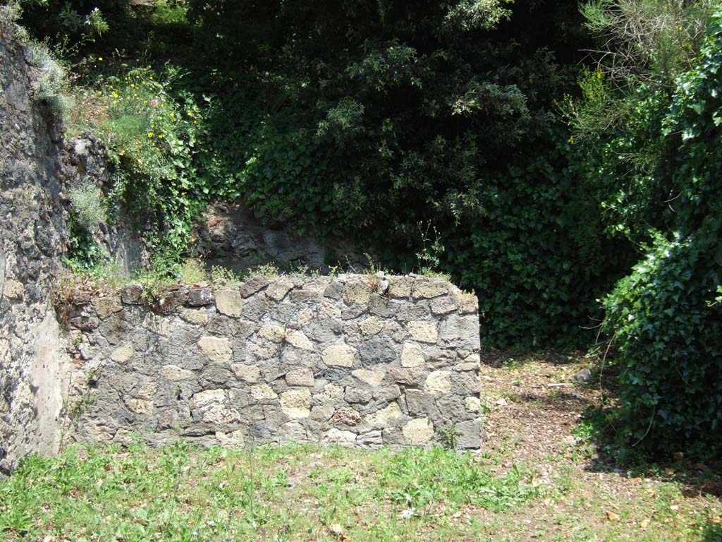 HGE26 Pompeii. May 2006. Looking east across shop-room to doorway to rear room.