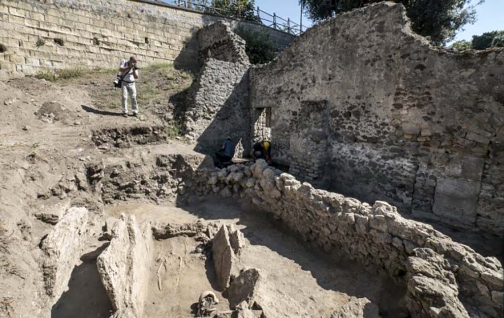 HG31A Pompeii. Tomb of a Samnite Woman. 2015. Tomb with HGE30 between the low and high walls on right with doorway to HGE29 at far end.
Photograph © Parco Archeologico di Pompei.
