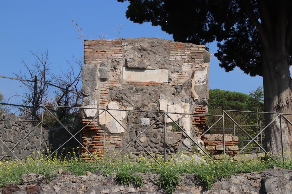 HGE42 Pompeii. Pompeii. October 2023. Looking towards front west side of tomb with marble plaque. Photo courtesy of Klaus Heese.