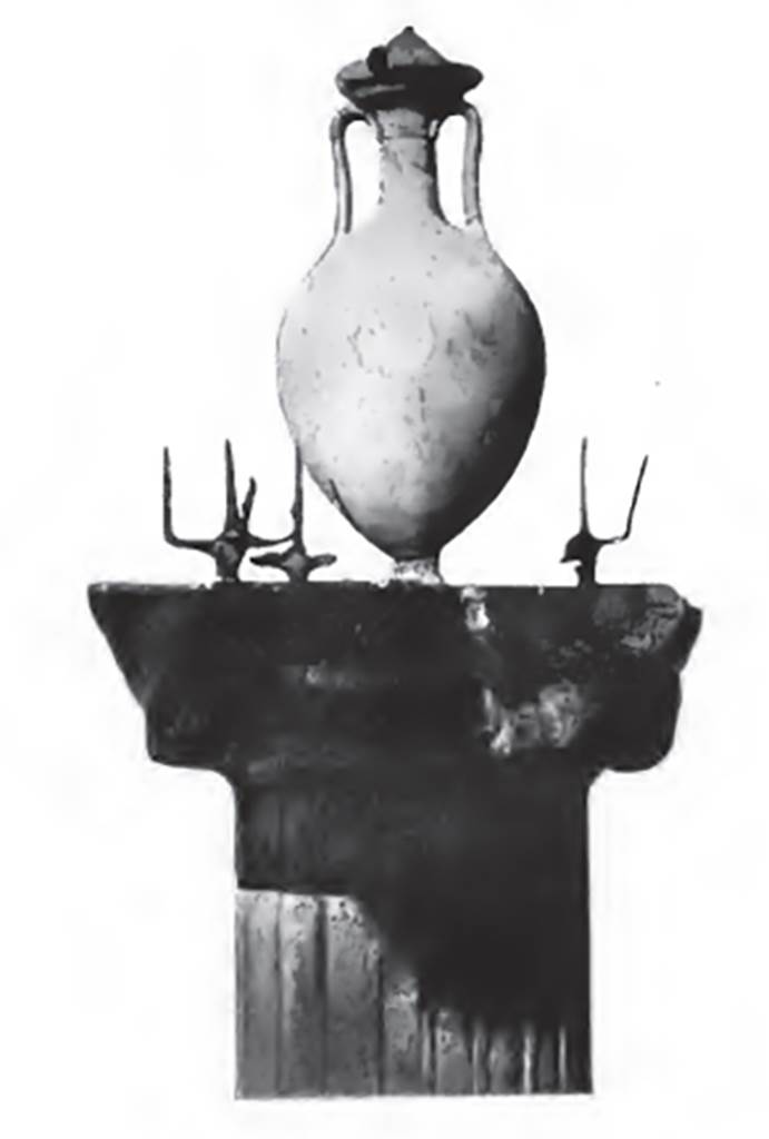 NGG Pompeii. 1910 photo of top of Ionic column with marble vase and the remains of iron tridents.