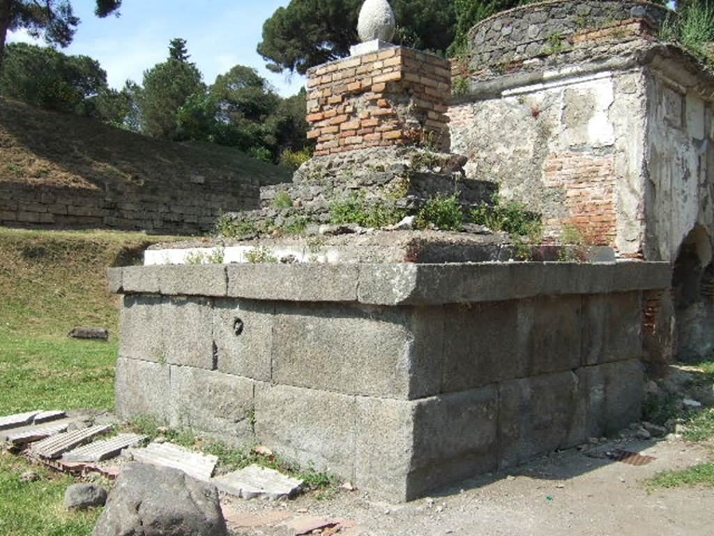 Pompeii Porta Nocera Tomb 2EN. The ceiling inside this tomb had a painted medallion with the head of the Gorgon. On the inside rear wall was the painting of a hunt scene with a youth with a spear attacking a boar. The inner walls had a number of niches. See D’Ambrosio, A. and De Caro, S., 1983. Un Impegno per Pompei: Fotopiano e documentazione della Necropoli di Porta Nocera. Milano: Touring Club Italiano. (2EN).