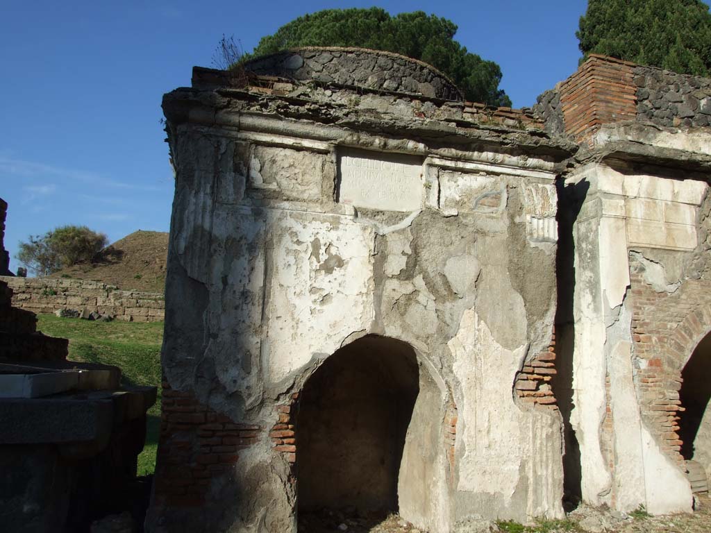Pompeii Porta Nocera. Tomb 4EN, tomb of L Cellius,  south side. May 2006.