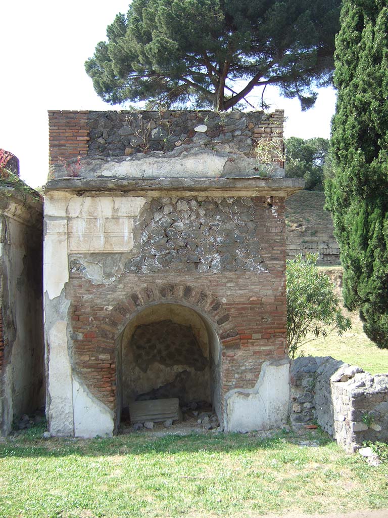 Pompeii Porta Nocera. May 2006. Tomb 6EN, tomb of an anonymous female. 
A tufa head of a woman (SAP 10931) and a statue of a woman (SAP 13932) were found. 
Both were in the style of Pudicitia, the Roman personification of modesty and chastity.
There was no epigraphic information to identify who the tomb belonged to.
