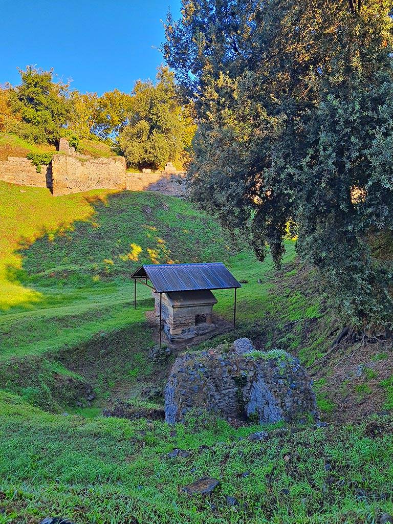 Pompeii Porta Nocera tombs. October 2024. 
Tomb 34aEN, looking north from Via delle Tombe. Photo courtesy of Giuseppe Ciaramella.
