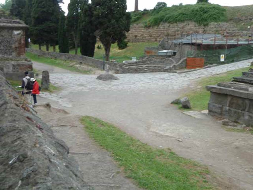 Pompeii Via delle Tombe. Looking north-west from 1ES towards crossroads with Via di Nocera. May 2010.