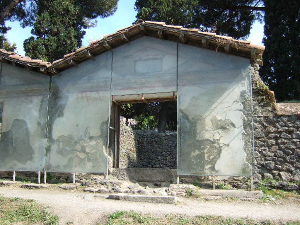 Pompeii Porta Nocera. Tomb 9ES. Tomb of Caius Munatius Faustus and Naevoleia Tyche. May 2006.