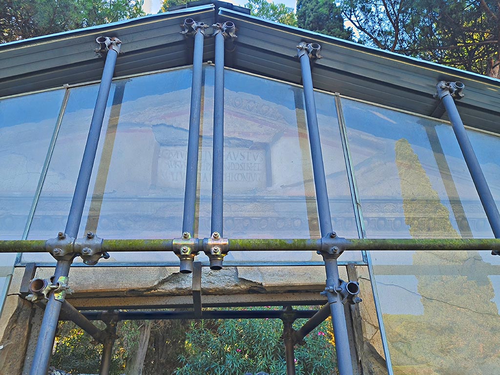 Pompeii Porta Nocera. October 2024. Tomb 9ES. 
Triangular top with cornice on all three sides above entrance door. Photo courtesy of Giuseppe Ciaramella.
