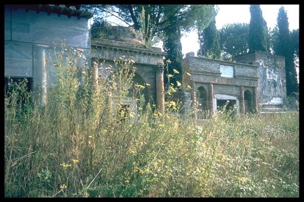 Porta Nocera. Via delle Tombe. Looking west from outside tomb 19ES. Photographed 1970-79 by Günther Einhorn, picture courtesy of his son Ralf Einhorn.