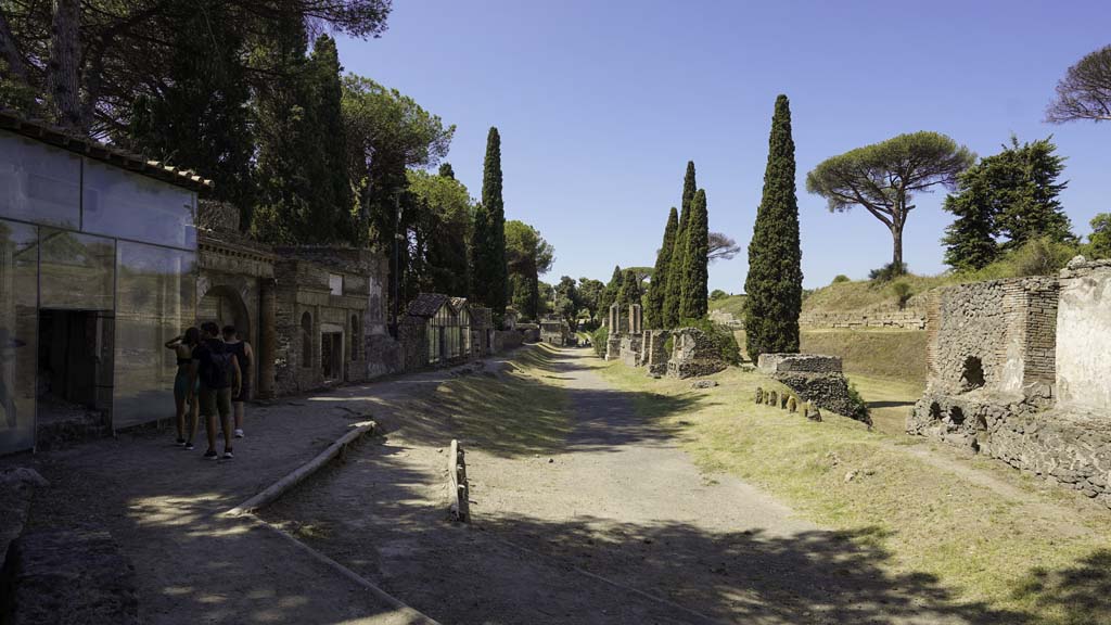 Pompeii Via delle Tombe, August 2021. Looking west. Photo courtesy of Robert Hanson.