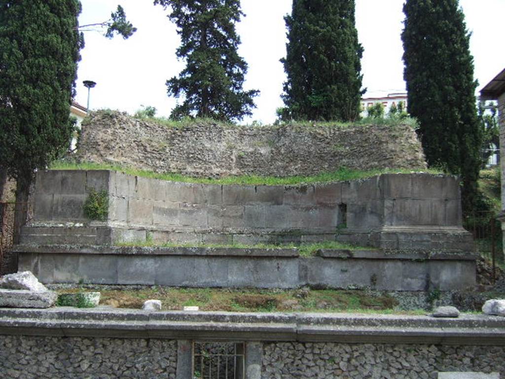 Pompeii Porta Nocera Tomb 11OS. May 2006.
Thirteen columelle were found of which four had inscriptions.

L(ucius)  EVMACHIVS
APRILIS
VIX(it)  ANNIS  XX.

CN(eio)  ALLEIO  MAI  L(iberto)  EROTI  AVGVSTALI
GRATIS  CREATO  CVI
AVGVSTALES  ET  PAGANI
IN  FVNERIS  HONOR(ibus) 
HS  SINGVLA  MILIA
DECREVERVNT  VIXIT  ANNIS  XXII.  This columella was in part lost.

CN(eius)  ALLEIVS  LOGVS
OMNIVM  COLLEGIORV(m)
BENEMERITVS.

POMPONIA  DECH
ARCIS (Decharcis)  ALLEI  NOBILIS
ALLEI  MAI  MATER.

See D’Ambrosio, A. and De Caro, S., 1983. Un Impegno per Pompei: Fotopiano e documentazione della Necropoli di Porta Nocera. Milano: Touring Club Italiano. (11OS). 

