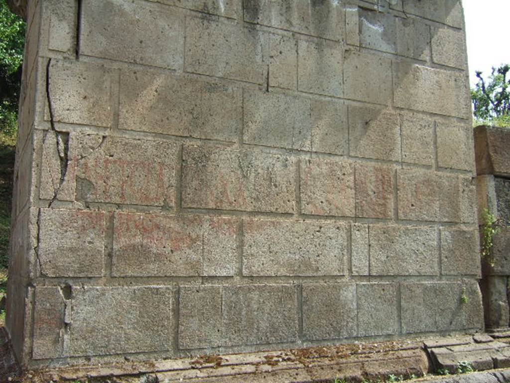 Pompeii Porta Nocera. Tomb 17OS. May 2006. Graffiti on north side. 