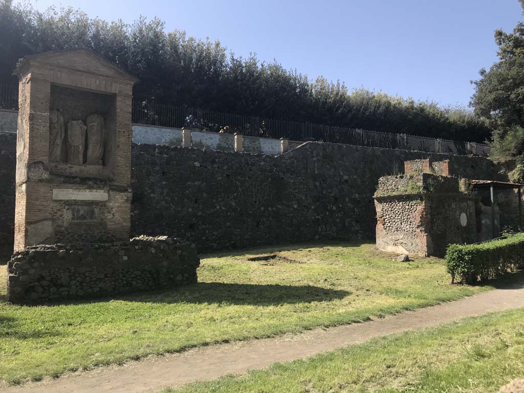 Pompeii Porta Nocera. April 2019. Tomb 230S, on the left. Looking south-west along Via delle Tombe.
Photo courtesy of Rick Bauer.

