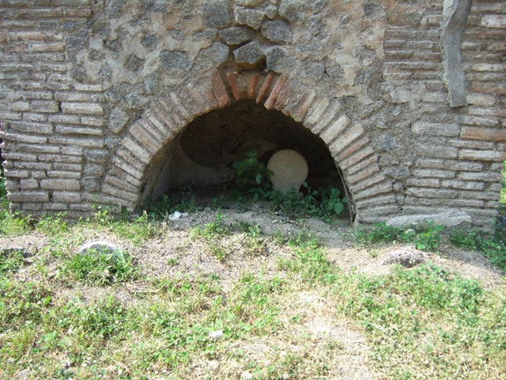 Pompeii Porta Nocera. Tomb 23OS. May 2006. Columellae at rear of tomb.
Sixteen columellae were found of which five, in marble or limestone, had inscriptions.
P  VESONIVS /  PILEROS. 
VESONIA  /  P(ubli)  F(ilia).
P(ublio)  VESONIO /  PROCVLO /  V(ixit)  A(nnis)  XIII.
VESONIA  VRBANA /  VIXIT  ANNIS  XX.
ELIODO /  RVS  VIX(it) /  ANN(is) /  XVIII.
See D’Ambrosio, A. and De Caro, S., 1983. Un Impegno per Pompei: Fotopiano e documentazione della Necropoli di Porta Nocera. Milano: Touring Club Italiano. (23OS).


