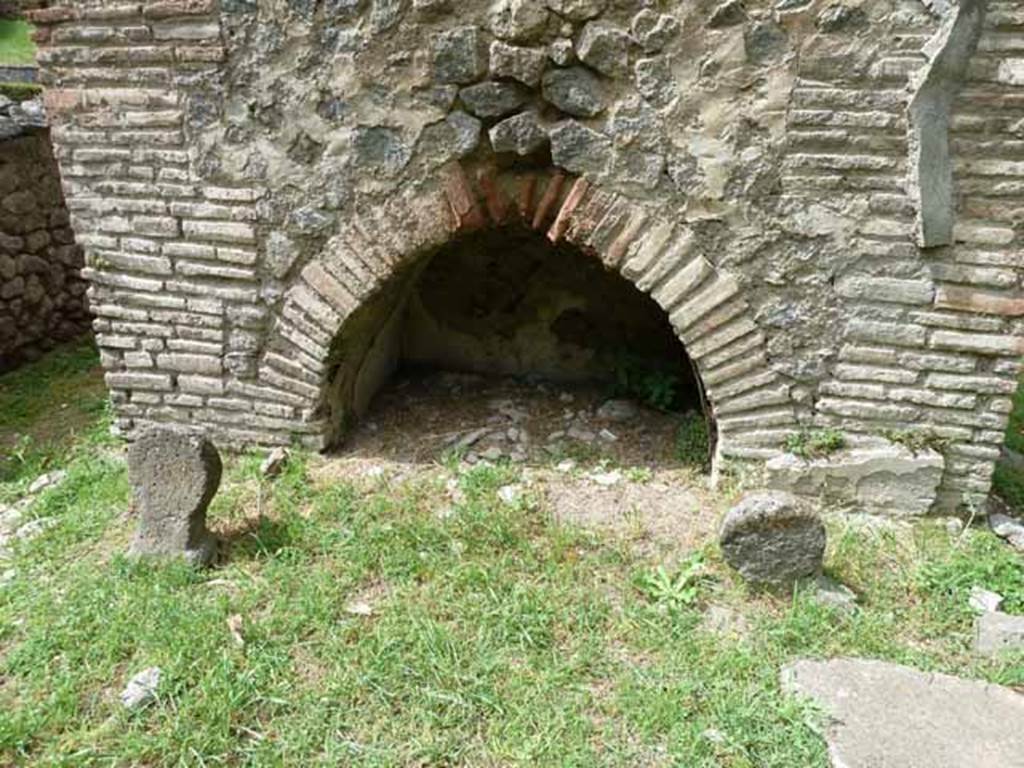 Pompeii Porta Nocera. Tomb 23OS. May 2010. Centre niche on south side, with two lava columelle. 