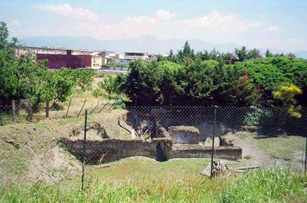 Pompeii Porta Sarno Necropolis. May 2006. Monumental tombs B and A and enclosures.