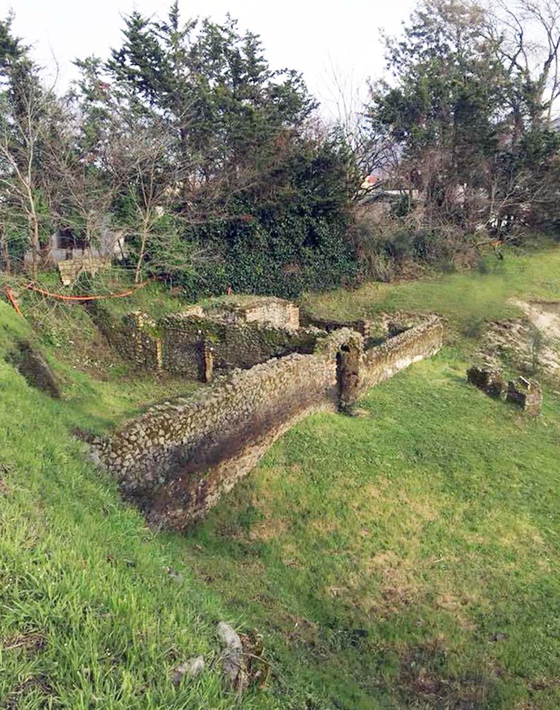 Pompeii Porta Sarno Necropolis. 2018. Podium tomb A. Funerary site with a monument on podium and enclosure.
The enclosure has its entrance on the south side which has a wall perforated by a series of small arches.
Photo courtesy Necropolis of Porta Sarno Research Project.
