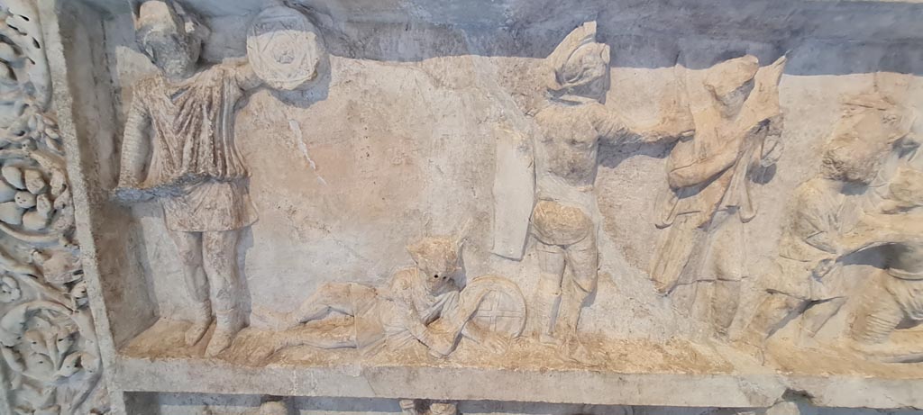 SG6 Pompeii. April 2023. Detail of gladiator combat from middle row, left-hand side. Photo courtesy of Giuseppe Ciaramella.