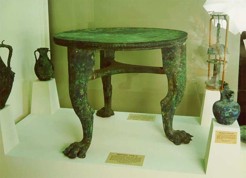 Villa della Pisanella, Boscoreale. 2017. Torcularium. Bronze vase or measure with round body, truncated cone and with handles welded to the brim and the middle of the body. The Boston Museum card says: An infant’s face is brought out in relief at the lower end of the handle, which is decorated with a heron and provided with a thumb rest on top.
Photo © Field Museum of Natural History - CC BY-NC.
Now in the Boston Field Museum, inventory number 24403. See in Field Museum 
