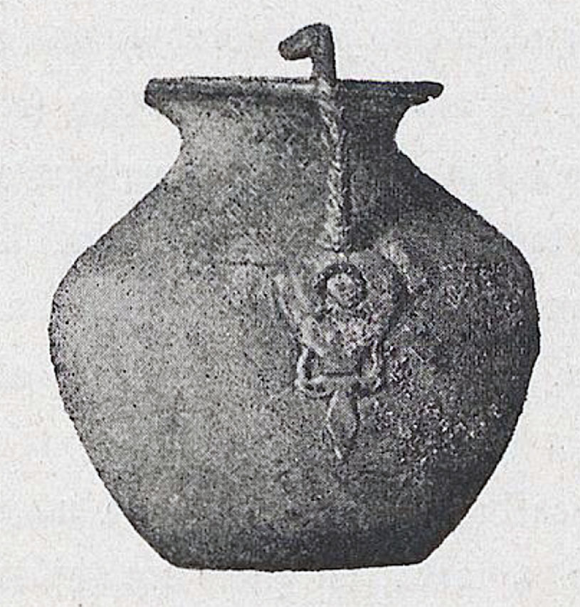 Villa della Pisanella, Boscoreale. Torcularium. Bronze vase with an infant’s face is brought out in relief at the lower end of the handle, which is decorated with a heron and provided with a thumb rest on top.
Photo © Field Museum of Natural History - CC BY-NC.
Now in the Boston Field Museum, inventory number 24403. See in Field Museum 
