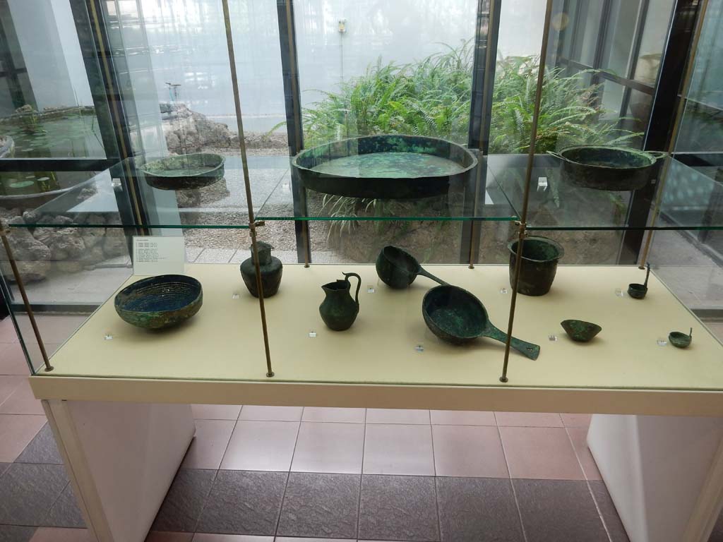 Villa della Pisanella, Boscoreale. May 2018. 12 bronze items found in the villa. 
Now in Boscoreale Antiquarium. Photo courtesy of Buzz Ferebee.
