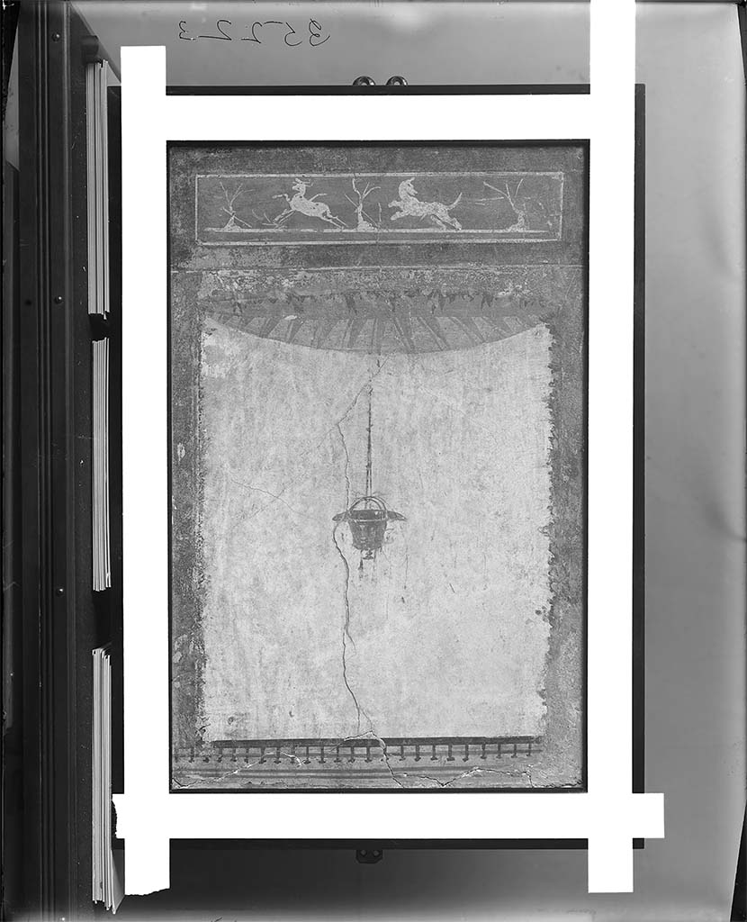Villa della Pisanella, Boscoreale. Fresco fragment. Decorative compartment with border and top piece. 
Compartment is a room enclosed by a four sided frame or border. 
Suspended vase in middle. Rosette and leaves partially visible.
Photo © Field Museum of Natural History - CC BY-NC.
Now in the Field Museum, part of inventory number 24652. See in Field Museum
