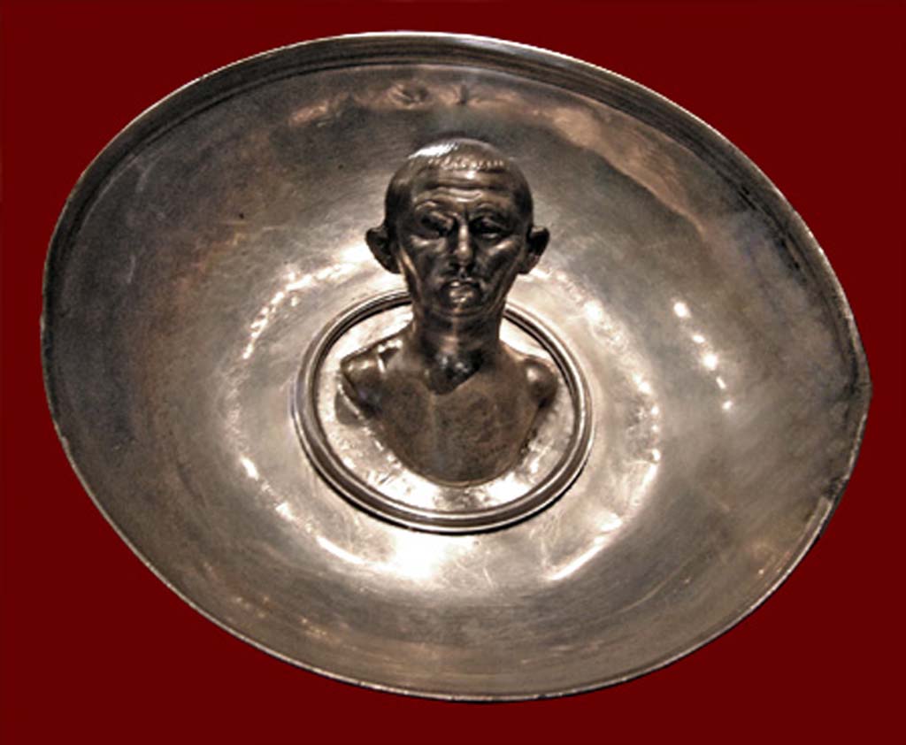 Villa della Pisanella, Boscoreale. Boscoreale silver 18. Cup with emblema. Bust of an elderly man. Owners name engraved in Latin: Max (ima).
Coupe à emblema. Buste d'homme âgé. Nom propre gravé en latin : Max(ima).
Now in the Louvre, inventory number BJ1970.
