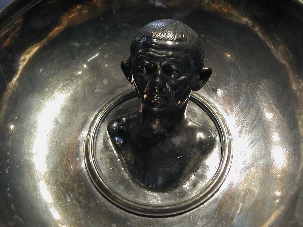 Villa della Pisanella, Boscoreale. Boscoreale silver. Cup with emblema. Bust of elderly man. 
Coupe à emblema. Buste d'homme âgé.
Now in the Louvre, inventory number BJ1970.
