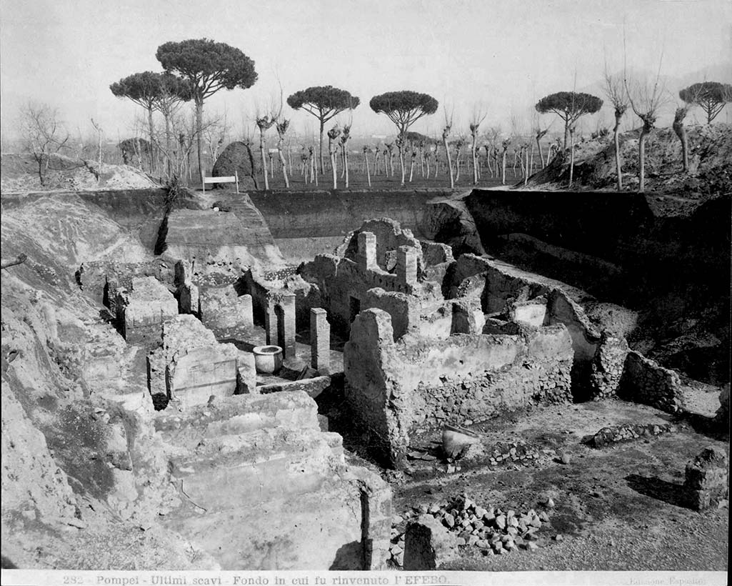 Villa of T. Siminius Stephanus, fondo Barbatelli. The photo is titled Pompei - Fondo in cui fu rinvenuto lEFEBO. Edizione Esposito 282.
Photo of excavation, c.1900, looking east. 
