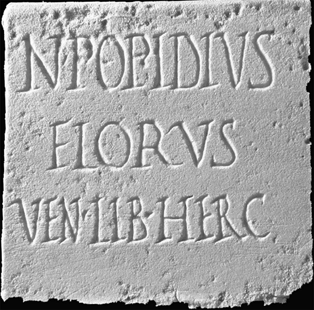 Boscoreale. Villa of Numerius Popidius Florus. Plaque found opposite the east portico. 
Now in Boscoreale Antiquarium, inventory number 34156.
N POPIDIVS
FLORVS
VEN LIB HERC

N(umerius) Popidius
Florus
Ven(eri), Lib(ero), Herc(uli).

Numerius Popidius Florus. Venus, Liber, Hercules.
